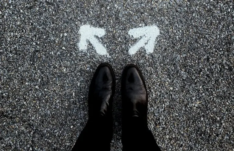 נעליים עומדות מול חצי הכוונה על הכביש