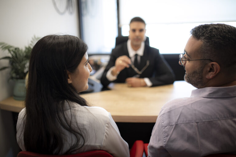 זוג בפגישת ייעוץ משפטי עם עורך דין